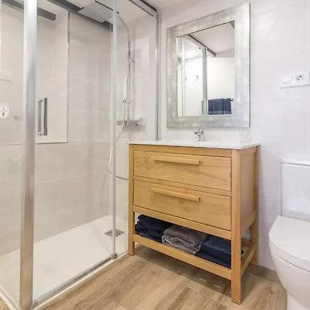 Modern On Two Levels, 3 Minutes From The Sea Apartment