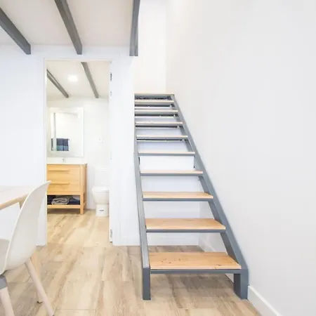 Modern On Two Levels, 3 Minutes From The Sea